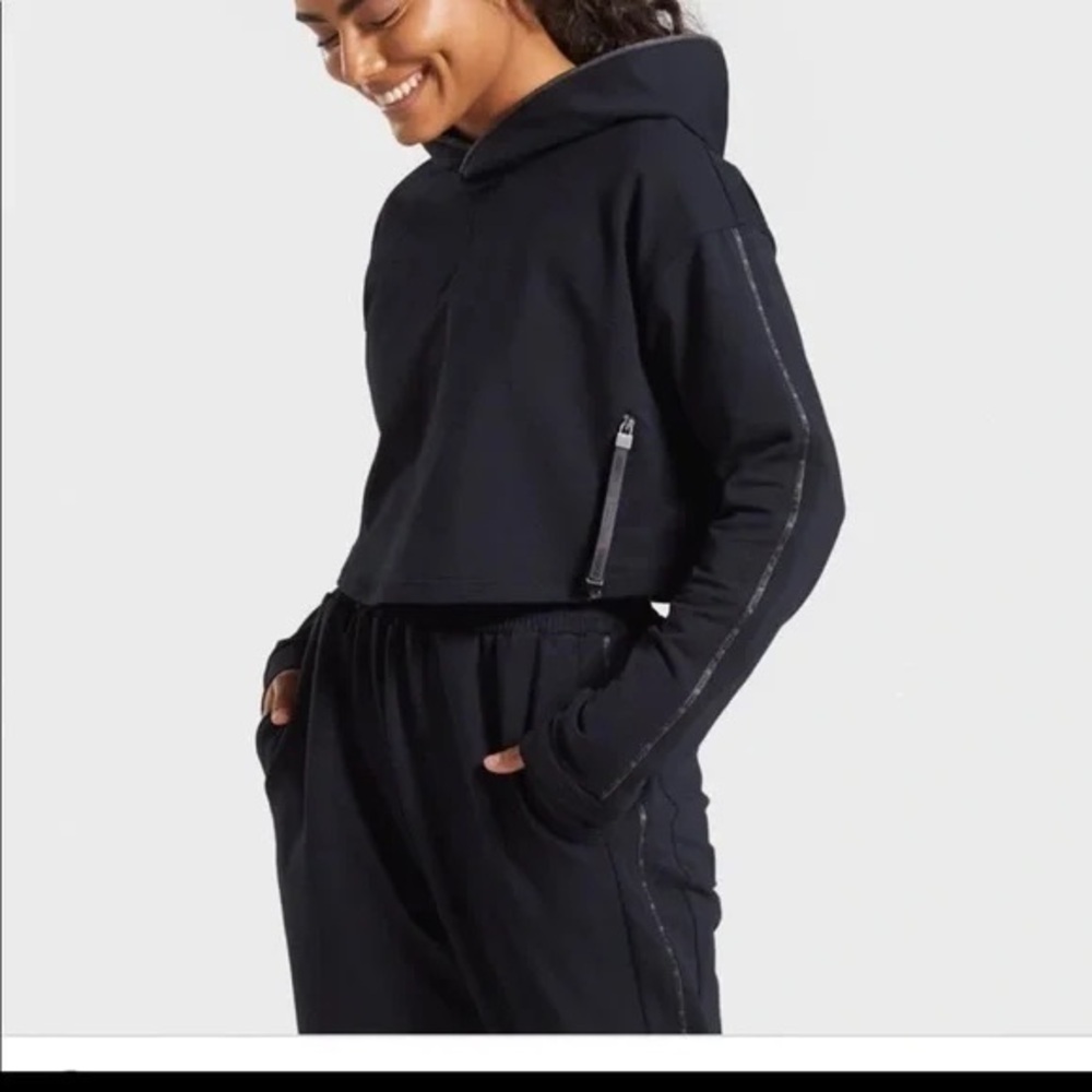 Gymshark Cropped Hoodie Black Pull Over Sweatshirt Zipper Accents Size Medium